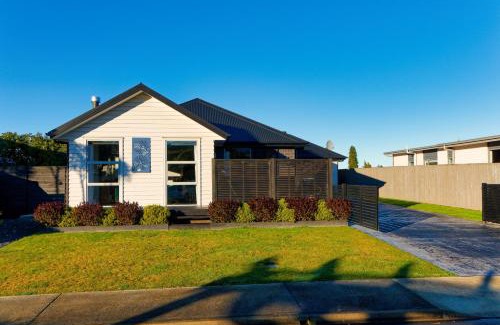 Kaikoura Casa | Mountain View - Kaikoura Holiday Home