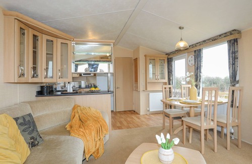 Caergeiliog Cabaña | MOUNTAIN VIEW LODGE, pet friendly, with a garden in Valley