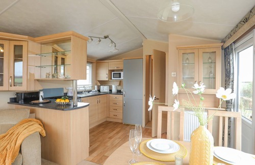 Caergeiliog Cabaña | MOUNTAIN VIEW LODGE, pet friendly, with a garden in Valley