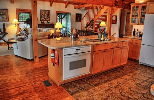 Boone Chalet De Esquí | Vista a la montaña en Laurel Ridge-3 BR / 3. 5 BA, bañera de hidromasaje, mesa de piscina, WiFi, aire acondicionado, vistas, capacidad para 6 personas!