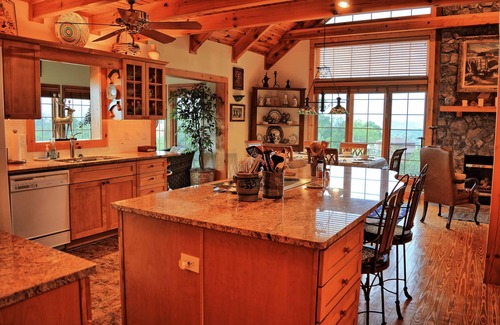 Boone Chalet De Esquí | Vista a la montaña en Laurel Ridge-3 BR / 3. 5 BA, bañera de hidromasaje, mesa de piscina, WiFi, aire acondicionado, vistas, capacidad para 6 personas!