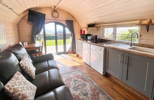 Rhayader Cabaña | Mountain View Pod - Glamping pod sleeping 2 guests, Pet Friendly
