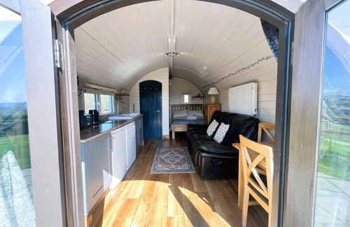 Rhayader Cabaña | Mountain View Pod - Glamping pod sleeping 2 guests, Pet Friendly