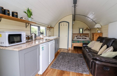 Rhayader Cabaña | Mountain View Pod - Glamping pod sleeping 2 guests, Pet Friendly