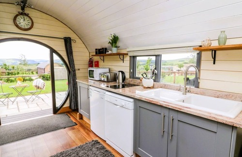 Rhayader Cabaña | Mountain View Pod - Glamping pod sleeping 2 guests, Pet Friendly