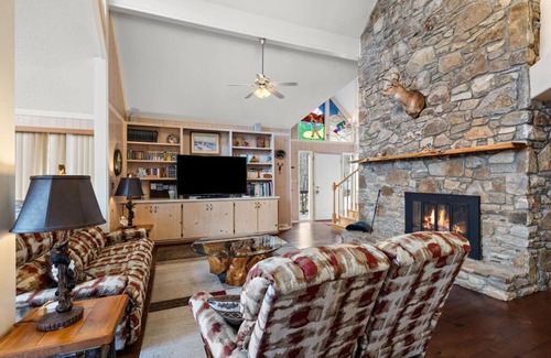 Seven Devils Casa | Mountain View, Pool Table, Deck, Game Room, Wet Bar