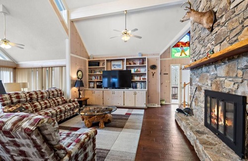 Seven Devils Casa | Mountain View, Pool Table, Deck, Game Room, Wet Bar