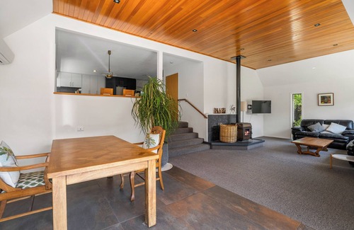 Wanaka Casa | Mountain View Retreat - Wanaka Holiday Home