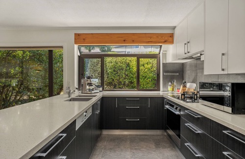 Wanaka Casa | Mountain View Retreat - Wanaka Holiday Home