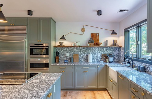 Warwick Chalet De Esquí | Mountain View Retreat w/ Hot Tub, Theater, and Gym