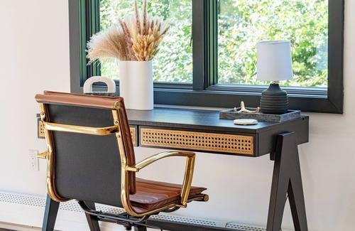 Warwick Chalet De Esquí | Mountain View Retreat w/ Hot Tub, Theater, and Gym