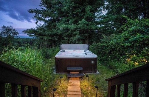 Warwick Chalet De Esquí | Mountain View Retreat w/ Hot Tub, Theater, and Gym