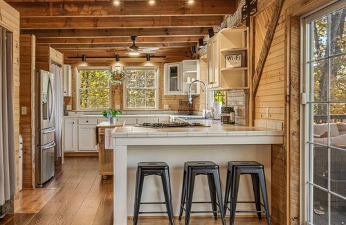 Leicester Cabina | Mountain View | Secluded Lodge | Forest Escape