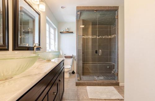 Cherryville Casa | Mountain View-Steam Shower-2 Tier Patio- King Bed
