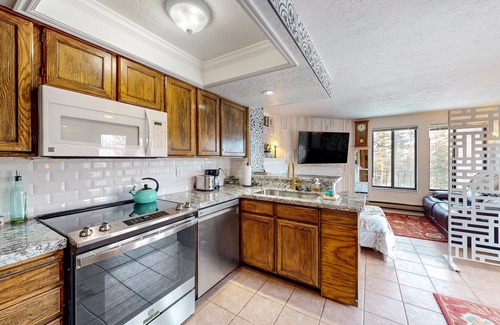 Brian Head Condominio | Mountain-view studio near slopes with indoor pool, hot tub, sauna, & balcony