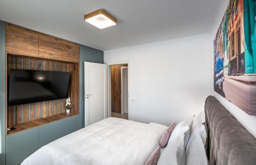 Brasov Apartamento | Mountain View Terrace Oasis with Parking and AC