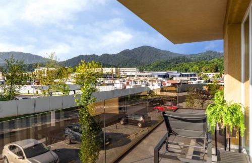 Brasov Apartamento | Mountain View Terrace Oasis with Parking and AC