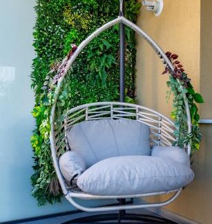Brasov Apartamento | Mountain View Terrace Oasis with Parking and AC