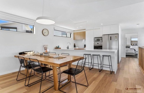 Bellerive Casa | "Mountain View Villa"-Newly Built -10 min to CBD