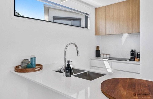 Bellerive Casa | "Mountain View Villa"-Newly Built -10 min to CBD