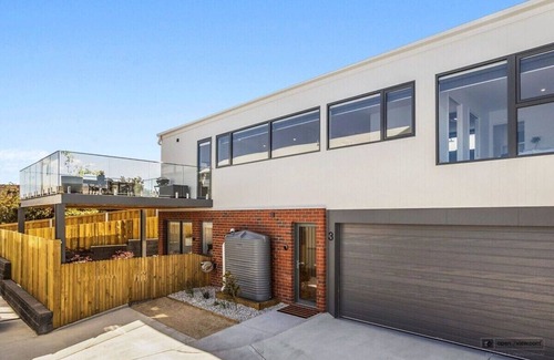 Bellerive Casa | "Mountain View Villa"-Newly Built -10 min to CBD
