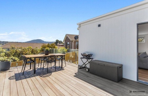 Bellerive Casa | "Mountain View Villa"-Newly Built -10 min to CBD