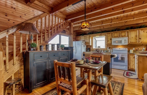 Wears Valley Cabina | Mountain Views / Dog-Friendly & Fully Fenced Yard