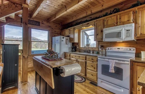 Wears Valley Cabina | Mountain Views / Dog-Friendly & Fully Fenced Yard