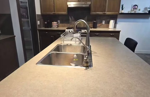 Cochrane Casa | Mountain views Family Home 4BDR NEAR BANFF! Ski fun