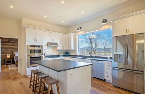 Stanardsville Casa | Weekday discount available! Mountain Views, Hot Tub, Fire Pit, Screened-In Porch