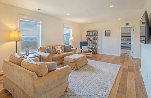 Stanardsville Casa | Weekday discount available! Mountain Views, Hot Tub, Fire Pit, Screened-In Porch