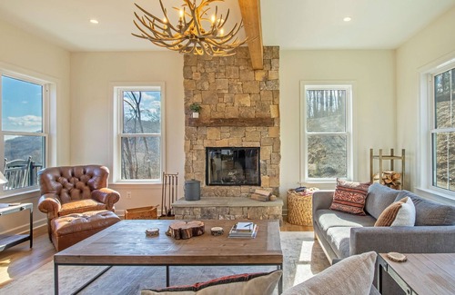 Stanardsville Casa | Weekday discount available! Mountain Views, Hot Tub, Fire Pit, Screened-In Porch