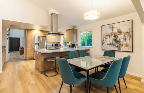 Bay Terraces Casa | Mountain Views/Hot Tub/Arcade Games/ Luxury Home!