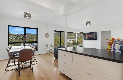 Lenah Valley Casa | Mountain Views in a Quiet Neighbourhood also Close to CBD