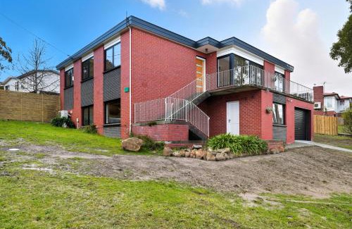 Lenah Valley Casa | Mountain Views in a Quiet Neighbourhood also Close to CBD