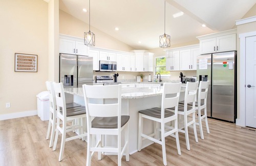 La Follette Casa | Mountain Views, Lake access, Brand new 6 BR 5Bath, Sleeps 18Pet Friendly
