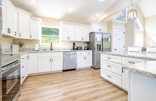 La Follette Casa | Mountain Views, Lake access, Brand new 6 BR 5Bath, Sleeps 18Pet Friendly