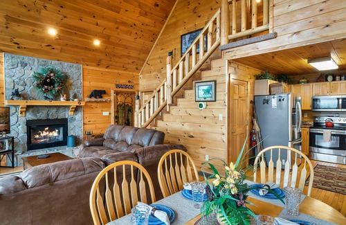 Wears Valley Cabina | Mountain Views! Luxury 5-STAR Cabin! Hot Tub & Private Hiking 🥾