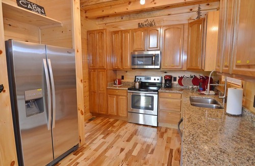 Gatlinburg - Pigeon Forge Cabina | Retiro de montaña de nueva construcción! Hermosas vistas, dos suites King, Jacuzzi, Wi-Fi