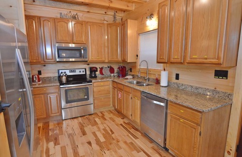 Gatlinburg - Pigeon Forge Cabina | Retiro de montaña de nueva construcción! Hermosas vistas, dos suites King, Jacuzzi, Wi-Fi