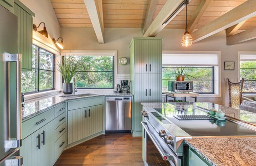 Thurston Cabaña | Mountain Views: Peaceful Eugene Country Cottage!