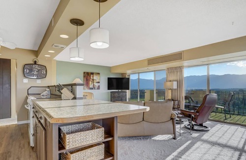 Southeast Colorado Springs Apartamento | Mountain Views From L-Shaped Terrace