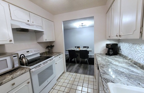 Southeast Colorado Springs Condominio | Mountain Views! 2 bdrm, full home, 10th floor- 48ft balcony Pike's Peak sunsets!