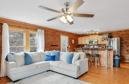 Canton Cabina | Mountain Views with Covered Decks and Hot Tub