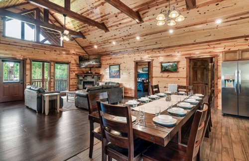 Caton Cabina | Mountaineer - Indoor Pool & Pet Friendly Cabin