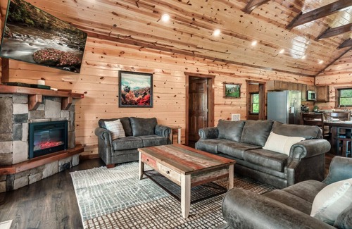 Caton Cabina | Mountaineer - Indoor Pool & Pet Friendly Cabin
