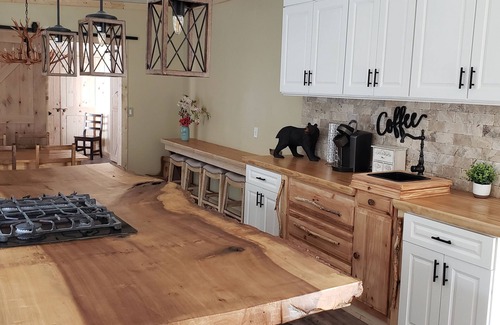 Brownfield Casa | mountains, near Falling Water, Ohiopyle, hot tub, hiking, caverns, golf close by