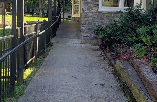 Brownfield Casa | mountains, near Falling Water, Ohiopyle, hot tub, hiking, caverns, golf close by