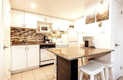 The Blue Mountains Condominio | Mountainside Studio Bliss: Steps to Slopes, Renovated, Pool, 2 Hot Tubs, Tennis