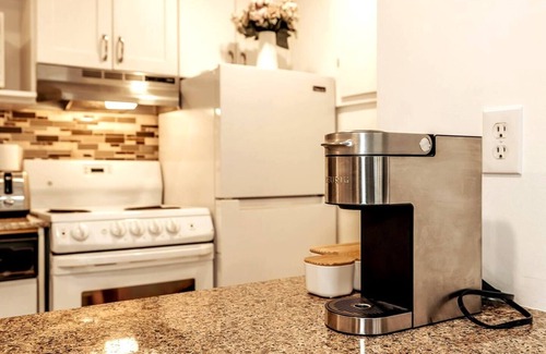 The Blue Mountains Condominio | Mountainside Studio Bliss: Steps to Slopes, Renovated, Pool, 2 Hot Tubs, Tennis